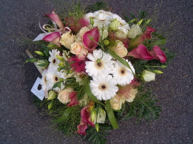 bloemstukken123.jpg Calla, Gerbera,Rozen , Lysianthus en fijn gras picture by louisa_016