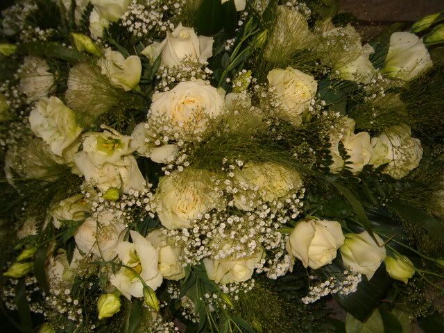 grafstukken054.jpg Witte rozen , witte lysianthus,gipskruid en fonteingras picture by louisa_016